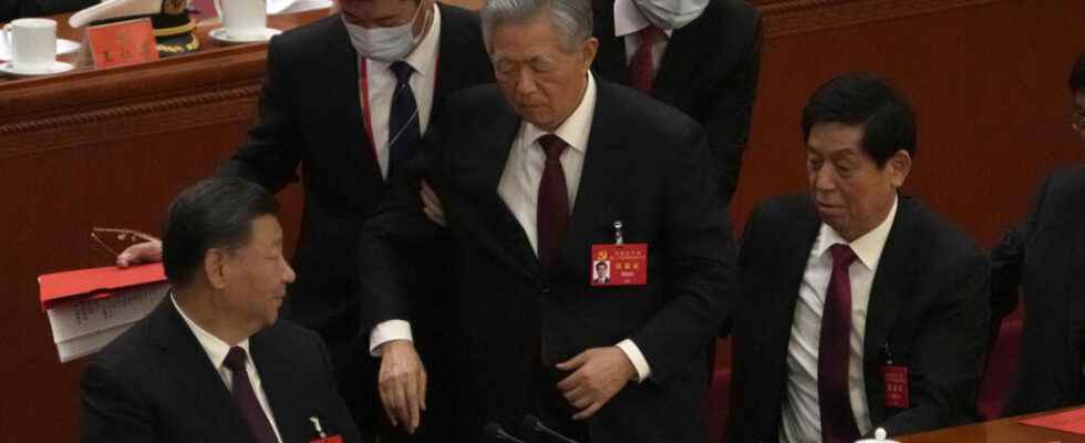 ex president Hu Jintao escorted out of closing CCP congress