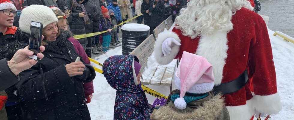 1669060528 Port Dover gives Santa warm welcome on cold blustery day