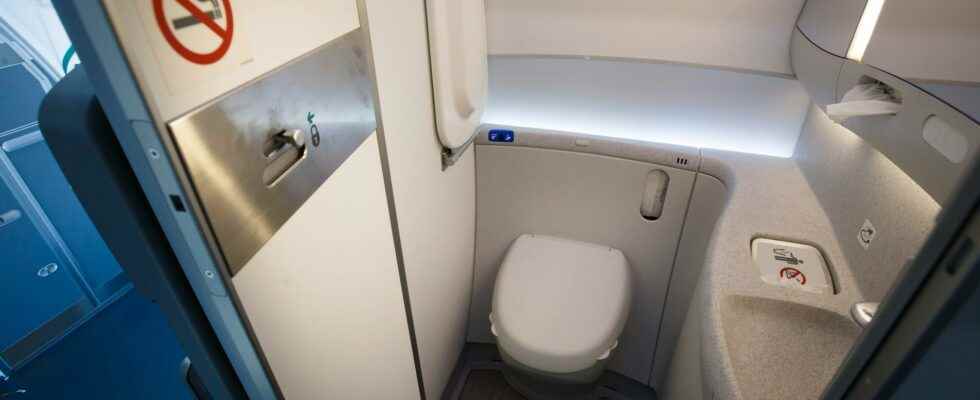 Airplanes without toilets were forced to make a stopover