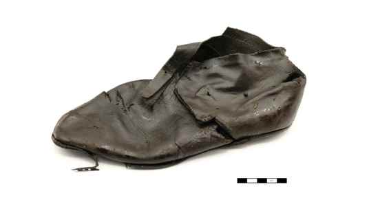 Centuries old shoe and muzzle found in the expansion of the