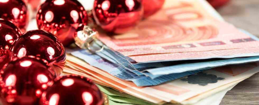 Christmas bonus 2022 paid in one month Who is entitled