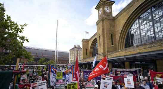 Faced with the strike of train drivers the British are