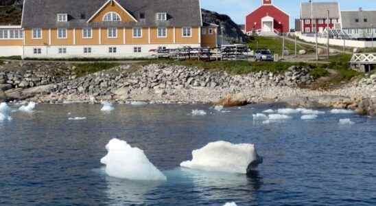 Greenland changes time zone