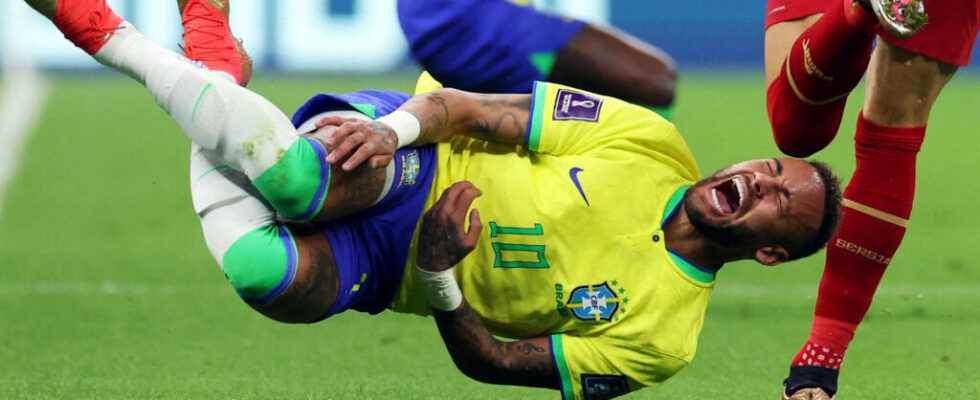 Neymar suffers from a sprain Brazil holds its breath