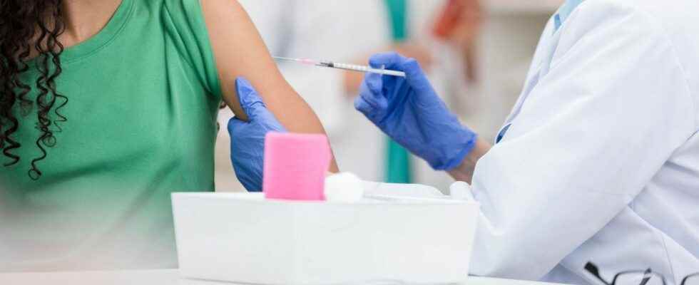 Papillomavirus vaccination of adolescent girls is progressing but remains limited