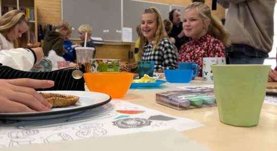 Primary school pupils Vianen have breakfast with the minister We