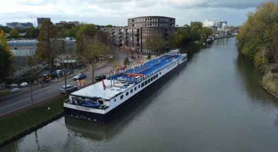 Reception ship for asylum seekers arrived in Nieuwegein