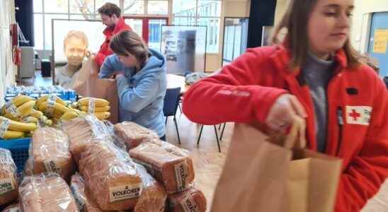 Red Cross distributes breakfast bags and shopping cards for Utrecht