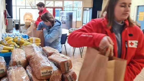 Red Cross distributes breakfast bags and shopping cards for Utrecht