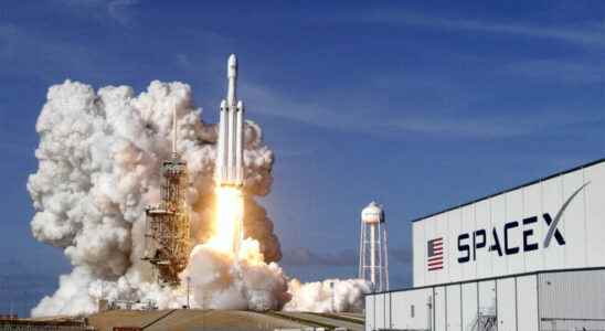 SpaceX performs a mission with Falcon Heavy after a long