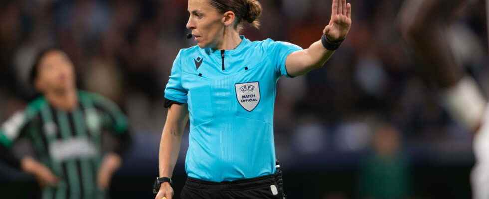 Stephanie Frappart who is the French 4th referee of Mexico