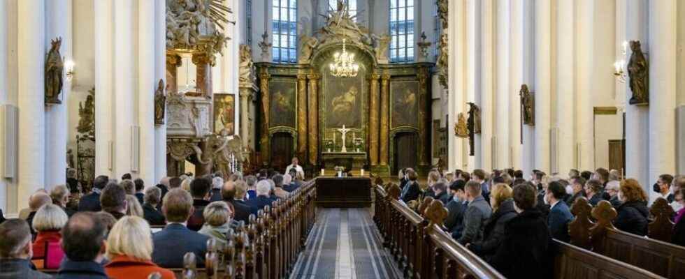 The German Catholic Church modifies its labor law and accepts