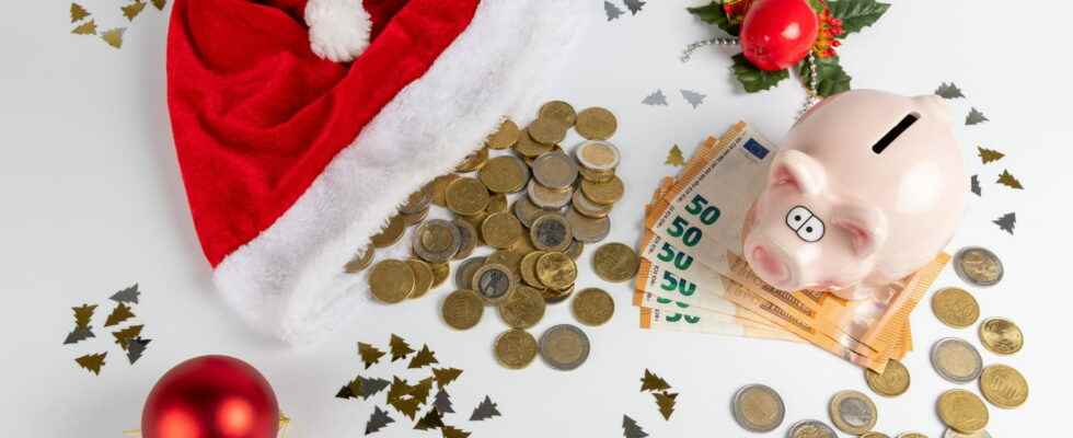 Who is entitled to the 2022 Christmas bonus