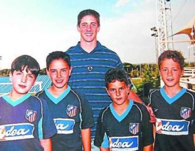 Koke child asks Torres and idol for a photo.