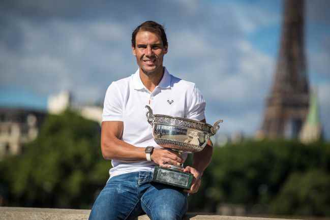 Paris (France), 06/06/2022.- Rafael Nadal of Spain poses with his trophy by the Eiffel Tower after winning the Men's final match at the Roalnd Garros French Open tennis tournament in Paris, France, 06 June 2022. Nadal won his fourteenth Roland Garros tournament on 05 June 2022. (Tennis, Open, France, Spain) EFE/EPA/CHRISTOPHE PETIT TESSON PUBLISHED 06/07/22 NA MA01 5COL PORTADA