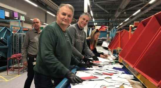 Christmas cards fly through the Nieuwegein sorting center Youll be