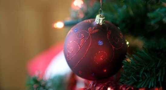 Christmas song Zes beautiful balls translated into nine different languages