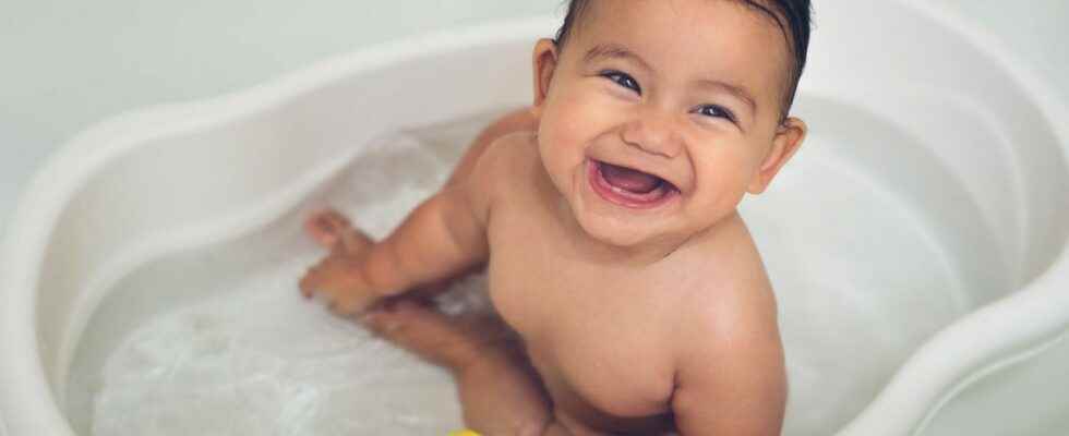 Drowning 16 month old baby dies in family bathtub