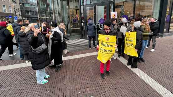 Employees of Bijenkorf Utrecht are on strike Our wages are