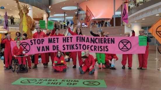 Extinction Rebellion protests for hours at Rabobank Utrecht Stop financing