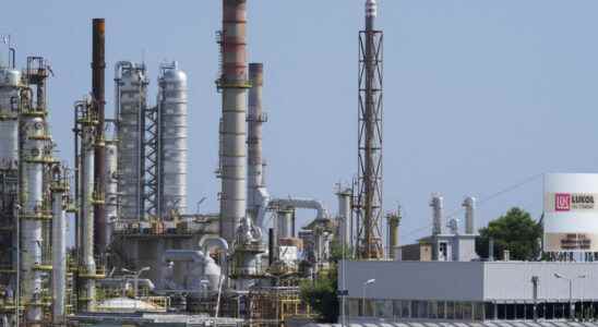 Italy places under supervision the Sicilian refinery of the Russian