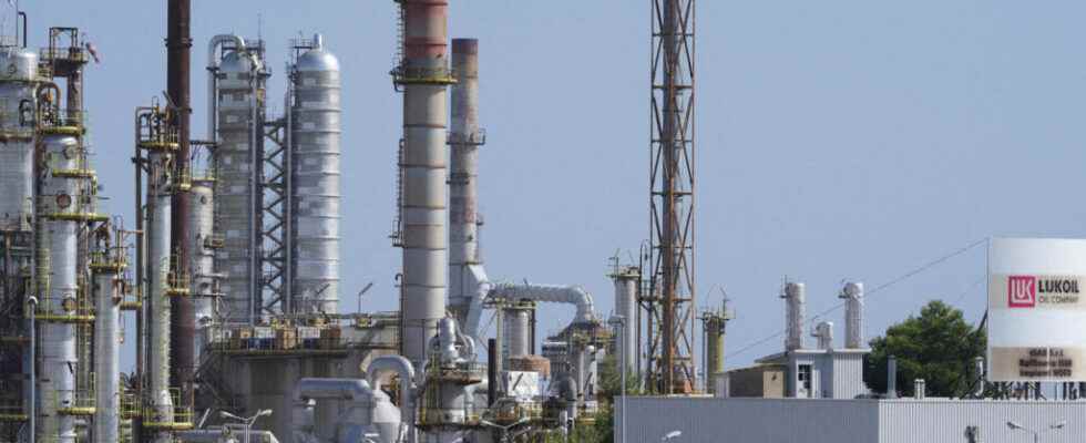 Italy places under supervision the Sicilian refinery of the Russian