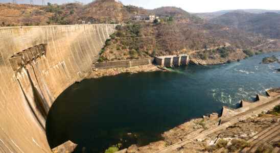 Kariba dam dry Zimbabwe and Zambia without electricity