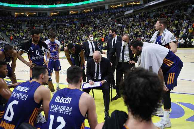 Pablo Laso gives instructions to the Madrid players in 2008 in Istanbul against Fenerbahçe.