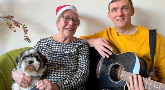 Lenie 71 sings Utregse version of Christmas song Six Beautiful