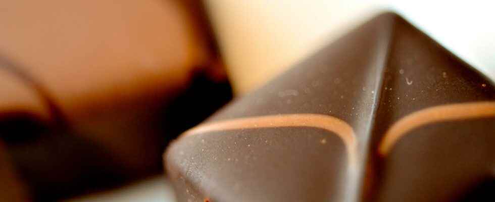 Recalls chocolate contains almonds