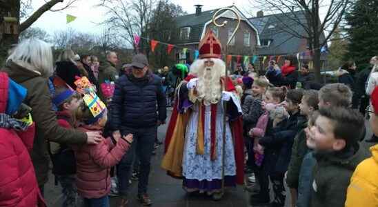 See yonder comes the fire brigade Sinterklaas received at primary