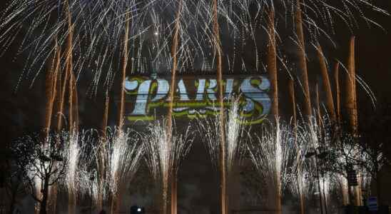Show at the Arc de Triomphe fireworks for December 31