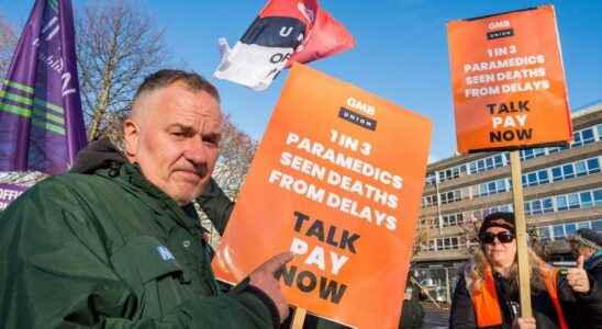 Strike by nurses and paramedics in England can the same