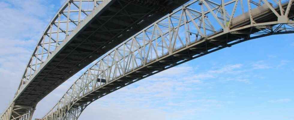 Suspect charged with importing cocaine via Blue Water Bridge