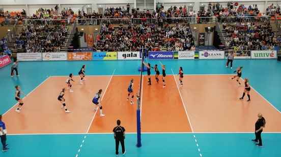 Volleyball players VV Utrecht lead after victory