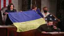 Zelenskyi presented the United States with a Ukrainian flag