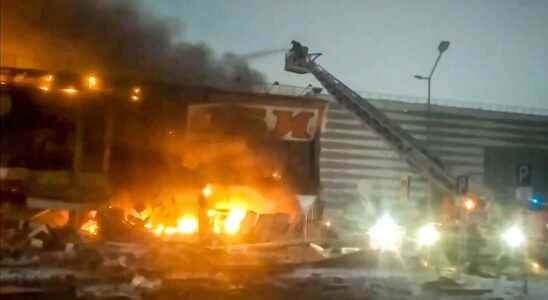 a huge fire ravages a shopping center near Moscow