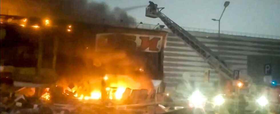 a huge fire ravages a shopping center near Moscow