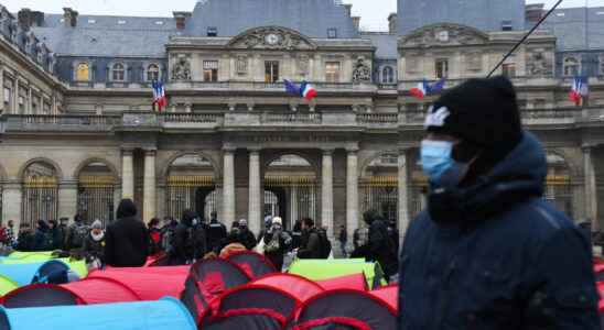 hundreds of migrants camp in front of the Council of