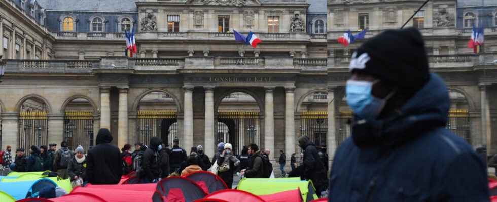 hundreds of migrants camp in front of the Council of