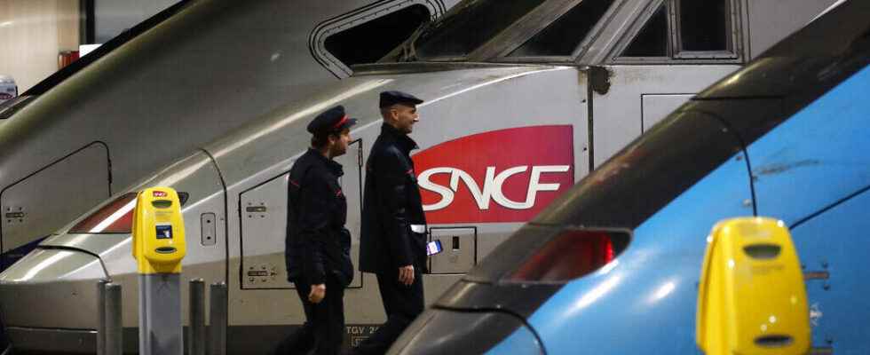 the government reprimands the strikers the SNCF apologizes