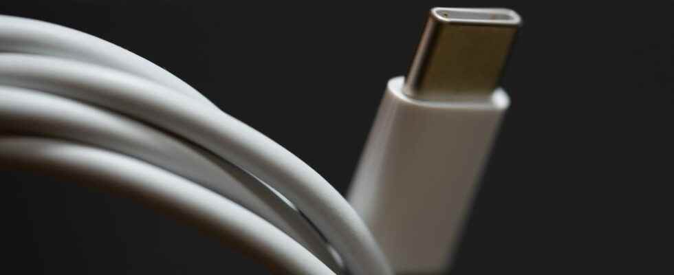 universal plug compulsory but not before the end of 2024