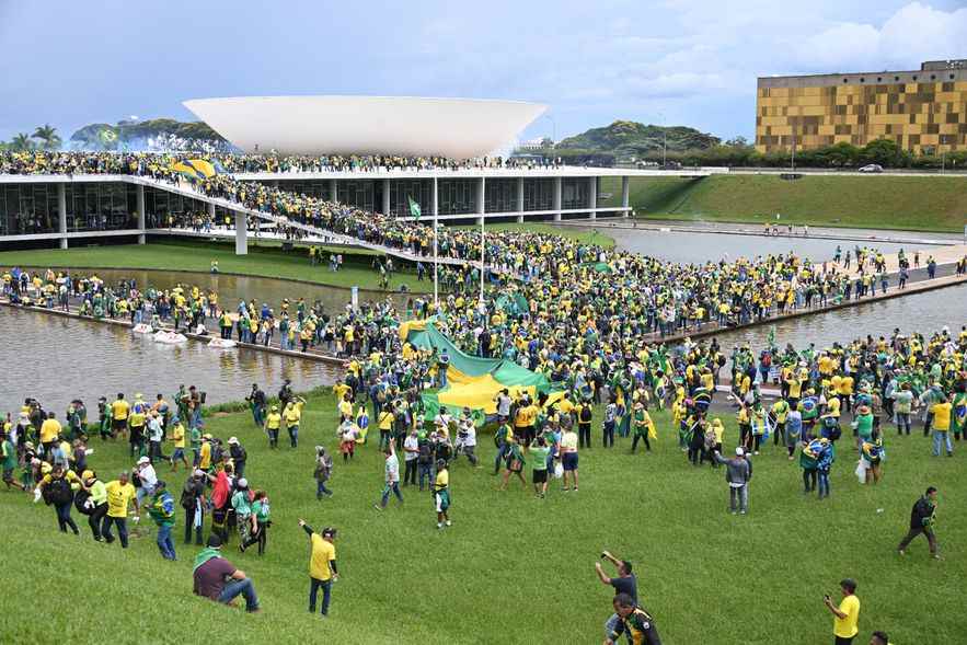 Supporters of far-right ex-president Jair Bolsonaro invade the Esplanade des Ministries on January 8, 2023 in Brasilia.