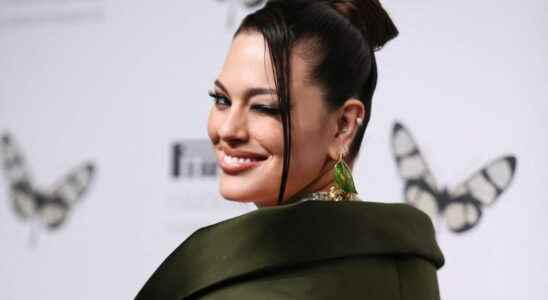 Ashley Graham 35 proudly shows off her stretch marks on