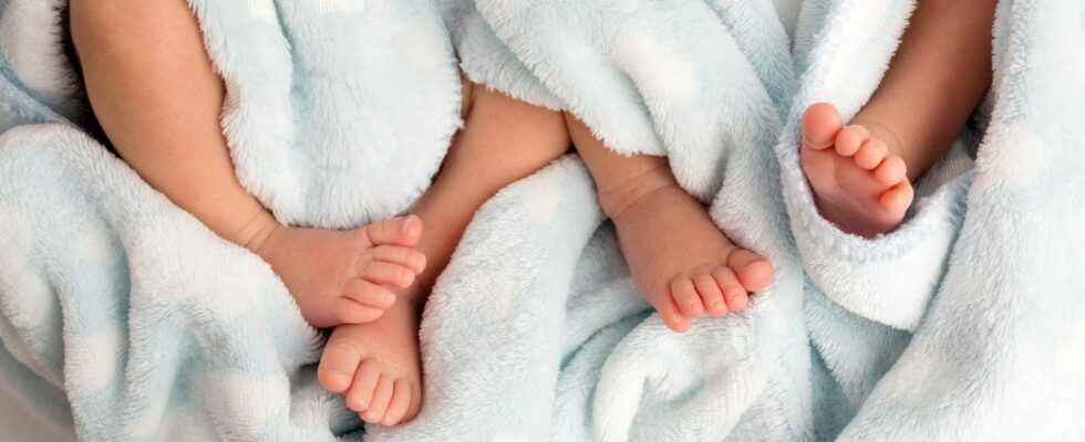 Delayed twin birth course risks