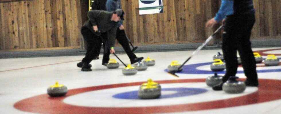 Farmers to slide to Wallaceburg for curling bonspiel