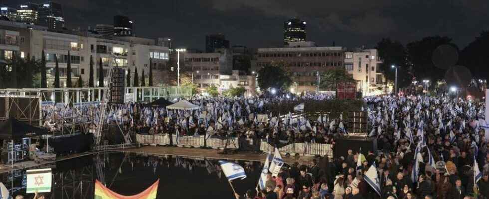 In Tel Aviv thousands of demonstrators mobilized against Netanyahu and