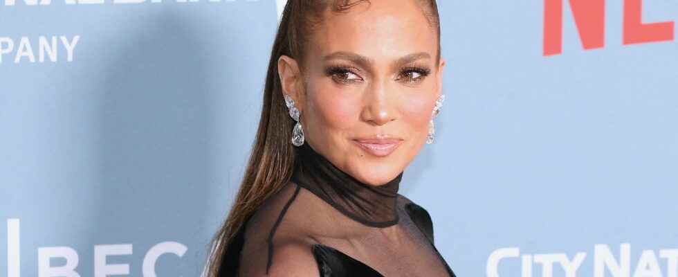 Jennifer Lopez 53 poses without makeup and its hot