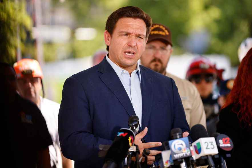 Florida Governor Ron DeSantis after a building collapsed in Surfside, north of Miami, on July 03, 2021 (Photo by Michael Reaves / GETTY IMAGES NORTH AMERICA / Getty Images via AFP)