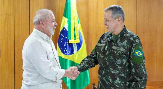 Lula dismisses and replaces the head of the army after